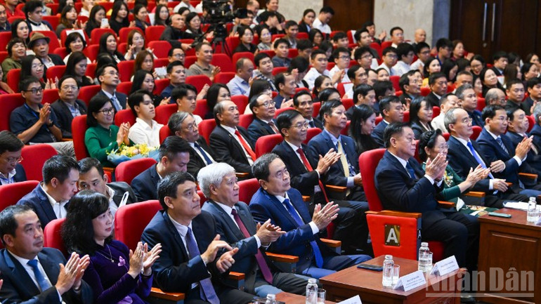 Chủ tịch Quốc hội Trần Thanh Mẫn cùng các đồng chí lãnh đạo Đảng, Nhà nước và các đại biểu dự lễ trao giải. (Ảnh: Duy Linh) ndo_br_bnd-2894-1-9404.jpg