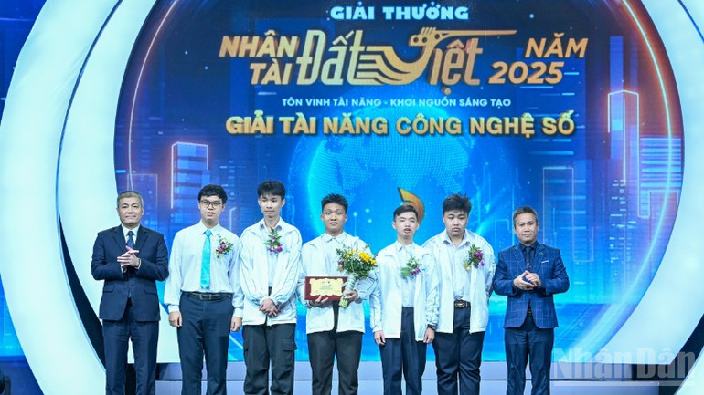 Nhóm học sinh Trường Trung học phổ thông chuyên Khoa học Tự nhiên nhận giải Tài năng công nghệ số với sản phẩm “Hệ thống hỗ trợ học tập thông minh (Clauto)”. (Ảnh: Duy Linh) ndo_br_bnd-2992-6172.jpg