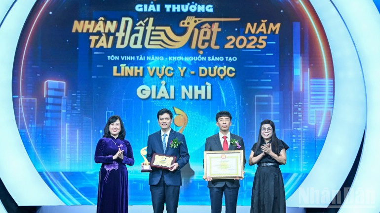 Bộ trưởng Y tế Đào Hồng Lan và bà Lê Thị Bích Trân trao giải Nhì lĩnh vực Y-Dược cho nhóm tác giả. (Ảnh: Duy Linh) ndo_br_bnd-3050-6828.jpg