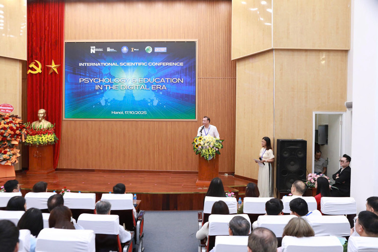 Toàn cảnh phiên khai mạc Hội thảo quốc tế: “Tâm lý học và giáo dục học trong kỷ nguyên số” tại Trường Đại học Sư phạm Hà Nội với sự tham dự của đông đảo các nhà khoa học trong và ngoài nước. z7126204771027-b0031df247f1727fe18bc5878c88e097.jpg