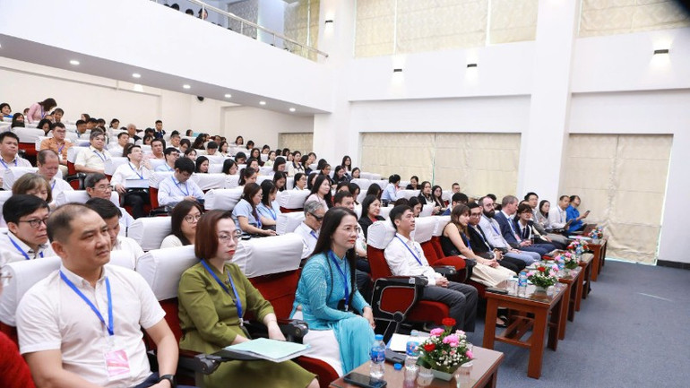 Các đại biểu và học giả quốc tế dự phiên toàn thể Hội thảo: “Tâm lý học và giáo dục học trong kỷ nguyên số”. z7126204906669-afe250294376277e0c940932f872a3d6-6402.jpg