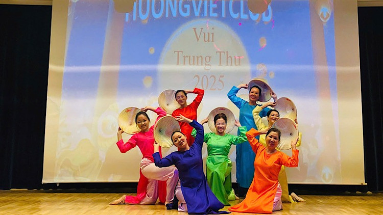 Một tiết mục biểu diễn nghệ thuật trong lễ hội Tết Trung thu của người Việt tại Áo.