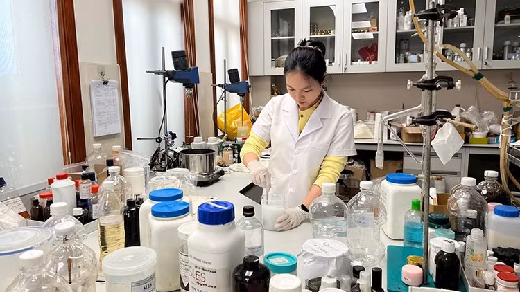 Hoạt động nghiên cứu tại Công ty Sao Thái Dương. (Ảnh ĐỨC TÙNG)