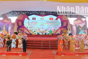 Các đại biểu thực hiện nghi thức động thổ khởi công xây dựng Khu Điện thờ các anh hùng liệt sĩ Việt Nam-Lào. Ảnh: Hải Tiến