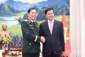 Đại tướng Nguyễn Tân Cương chào xã giao Tổng Bí thư, Chủ tịch nước Lào Thongloun Sisoulith. (Ảnh: DUY TOÀN)