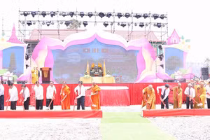 Các đại biểu thực hiện nghi thức Lễ khởi công xây dựng Chính điện chùa Hữu Nghị-Khu điện thờ các Anh hùng liệt sĩ Lào-Việt Nam. (Ảnh: DUY TOÀN)