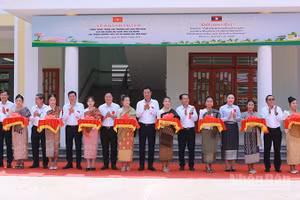 Các đại biểu cắt băng khánh thành ngôi trường. (Ảnh: DUY TOÀN)