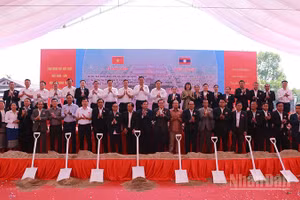 Các đại biểu tại lễ khởi công. (Ảnh: DUY TOÀN)