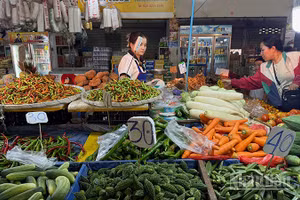 Các mặt hàng nông sản tại chợ đầu mối ở thủ đô Vientiane, Lào. (Ảnh: TRỊNH DŨNG)