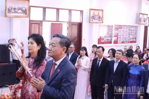 Đại sứ Nguyễn Minh Tâm và các đại biểu kính cẩn dâng những nén hương thơm tưởng nhớ các Vua Hùng. (Ảnh: DUY TOÀN)
