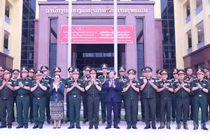 Các đại biểu chụp ảnh lưu niệm sau lễ khánh thành và bàn giao công trình Trụ sở Bộ Tư lệnh Bộ đội Biên phòng Lào. (Ảnh: DUY TOÀN)