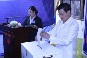 Tổng Bí thư, Chủ tịch nước Lào Thongloun Sisoulith bỏ phiếu bầu tại điểm bỏ phiếu phường Thaphalanxay, quận Sisattanac, Thủ đô Vientiane. (Ảnh: Duy Toàn)