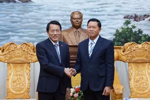 Bộ trưởng Công an Lương Tam Quang gặp song phương Bộ trưởng Công an Lào Vanthong Kongmany. (Ảnh: CTV)