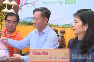 Đại sứ Nguyễn Minh Tâm cùng Phu nhân trao quà tại sự kiện. (Ảnh: DUY TOÀN)