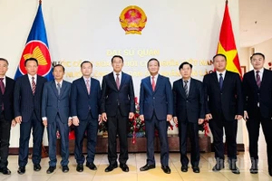 Đại sứ Nguyễn Minh Tâm tiếp Đoàn Ban Đối ngoại Trung ương Đảng Nhân dân Cách mạng Lào do đồng chí Trưởng ban Bounleua Phandanouvong dẫn đầu đến chúc mừng. (Ảnh: DUY TOÀN)