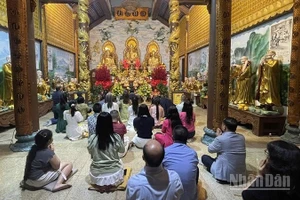 Cộng đồng người Việt Nam tại Lào thành kính cầu chúc một năm mới bình an, hạnh phúc. (Ảnh: DUY TOÀN)