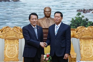 Bộ trưởng Công an Lương Tam Quang gặp song phương Bộ trưởng Công an Lào Vanthong Kongmany. (Ảnh: CTV)