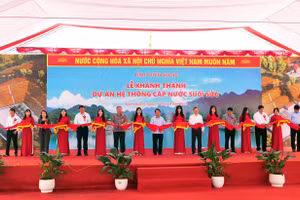 Các đồng chí lãnh đạo tỉnh Tuyên Quang cắt băng khánh thành dự án hệ thống cấp nước suối Sửu.