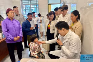 Đoàn công tác Bộ Y tế khám và cấp phát thuốc miễn phí cho người dân các xã vùng cao tỉnh Tuyên Quang.