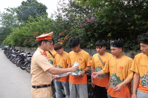 Cán bộ Phòng Cảnh sát Giao thông tỉnh Tuyên Quang tuyên truyền kỹ năng lái xe an toàn tại Công ty lữ hành Jasmine Tours Hà Giang.