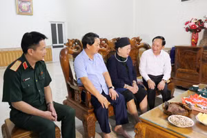 Đồng chí Trịnh Văn Quyết thăm bà Nguyễn Thị Lành là vợ liệt sĩ Nguyễn Tiến Ngận, tổ 34 thôn Chang, phường Hà Giang 1, tỉnh Tuyên Quang.