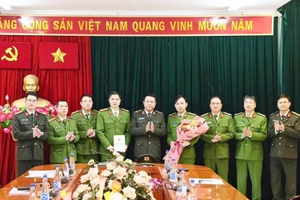 Thiếu tướng Nguyễn Đức Thuận, Giám đốc Công an tỉnh Tuyên Quang trao thưởng cho ban chuyên án đấu tranh, triệt phá thành công đường dây lừa đảo tại Campuchia.