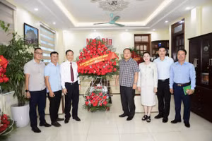 Chủ tịch Ủy ban nhân dân tỉnh Tuyên Quang Phan Huy Ngọc tặng hoa chúc mừng Văn phòng Đại diện Báo Nhân Dân tại Tuyên Quang.