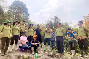 Lãnh đạo Chi cục Kiểm lâm tỉnh Tuyên Quang kiểm tra công tác phòng chống cháy rừng tại rừng đặc dụng Tây Côn Lĩnh.