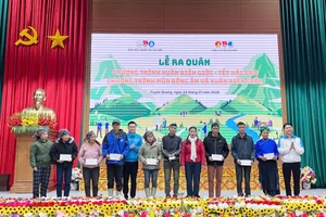 Chương trình tình nguyện Xuân biên giới-Tết hải đảo trao nhiều phần quà cho người dân các Thàng Tín, Bản Máy, Tân Tiến, Hoàng Su Phì, Nậm Dịch và Lao Chải.