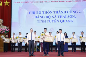 Các đồng chí lãnh đạo tỉnh Tuyên Quang trao tặng bằng khen cho các tập thể tiêu biểu trong học tập, làm theo gương Bác.