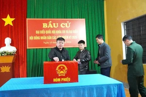 Cử tri xã Sơn Vĩ, tỉnh Tuyên Quang tham gia bầu cử tại khu vực bỏ phiếu số 7.