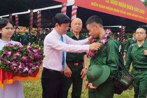 Đồng chí Võ Văn Minh, Ủy viên Trung ương Đảng, Phó Bí thư Thành ủy, Chủ tịch Hội đồng nhân dân Thành phố Hồ Chí Minh chúc mừng và động viên các tân binh lên đường làm nghĩa vụ thiêng liêng với Tổ quốc.