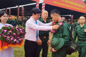 Đồng chí Võ Văn Minh, Ủy viên Trung ương Đảng, Phó Bí thư Thành ủy, Chủ tịch Hội đồng nhân dân Thành phố Hồ Chí Minh chúc mừng và động viên các tân binh lên đường làm nghĩa vụ thiêng liêng với Tổ quốc.