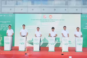 Các đại biểu thực hiện nghi thức lễ phát động. 