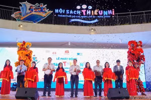 Các đại biểu thực hiện nghi thức phát động hưởng ứng Hội sách Thiếu nhi Thành phố Hồ Chí Minh lần thứ VI.