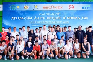 Vận động viên trẻ chụp ảnh lưu niệm với Ban tổ chức Giải quần vợt ATF U14 châu Á-Cúp Becamex Group lần 3 và lần 4. 