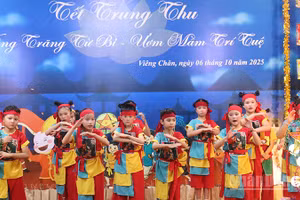 Tiết mục văn nghệ do các cháu thiếu nhi trình diễn. (Ảnh: DUY TOÀN)