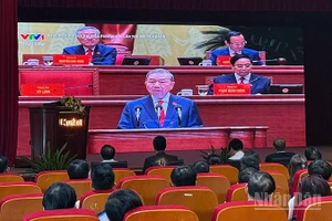 Cộng đồng người Việt Nam tại Lào chăm chú lắng nghe phần trình bày Báo cáo về các văn kiện trình Đại hội XIV của Tổng Bí thư Tô Lâm. (Ảnh: TRỊNH DŨNG)