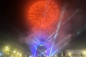 Màn bắn pháo hoa đặc sắc đón chào năm mới 2026 tại thủ đô Vientiane. (Ảnh: DUY TOÀN)