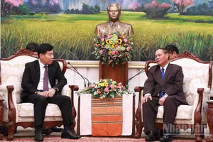 Thứ trưởng Ngoại giao Nguyễn Mạnh Cường và đồng chí Vilay Lakhamphong, Ủy viên Bộ Chính trị, Thường trực Ban Bí thư Đảng Nhân dân Cách mạng Lào (Khóa XII). (Ảnh: DUY TOÀN)