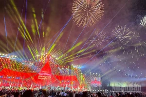 Màn pháo hoa tại chương trình mang đến cho khán giả sự phấn khích thăng hoa tột độ. (Ảnh: Trịnh Dũng)