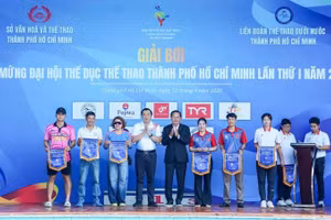 Trao cờ lưu niệm cho các đơn vị tham gia Giải Bơi. 