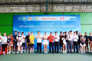 Ban Tổ chức cùng các đại biểu và đại diện các đơn vị tham dự giải chụp hình lưu niệm. 