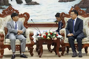 Phó Tổng Biên tập Tạp chí Cộng sản Nguyễn Ngọc Hà (bìa trái) chào xã giao Phó Trưởng ban Tuyên huấn Trung ương Đảng Nhân dân Cách mạng Lào Vansy Kuamua. (Ảnh: DUY TOÀN)