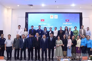 Các đại biểu chụp ảnh lưu niệm tại hội thảo. (Ảnh: DUY TOÀN)