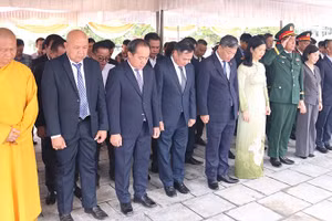 Các đại biểu dành 1 phút mặc niệm tưởng nhớ các Anh hùng liệt sĩ. (Ảnh: DUY TOÀN)
