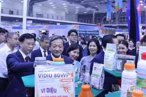 Đại biểu tham quan gian hàng trưng bày tại VIETLAO EXPO 2026. (Ảnh: Duy Toàn)