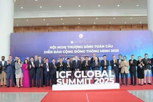 Lãnh đạo Thành phố Hồ Chí Minh chụp hình lưu niệm cùng các đại biểu dự hội nghị.