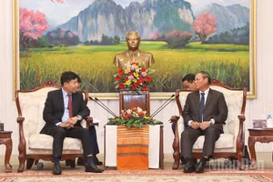 Thứ trưởng Ngoại giao Nguyễn Mạnh Cường tiếp kiến Thường trực Ban Bí thư Đảng Nhân dân Cách mạng Lào Vilay Lakhamphong. (Ảnh: TRỊNH DŨNG)