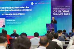 Chủ tịch và đồng sáng lập Diễn đàn cộng đồng thông minh thế giới John Jung phát biểu khai mạc hội nghị.